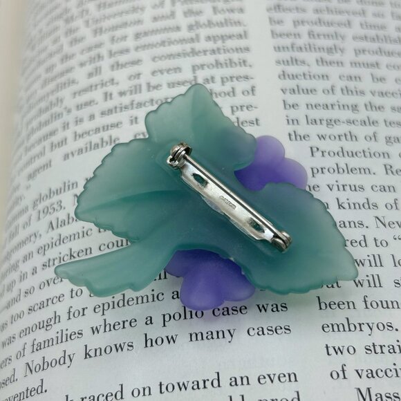 Vintage 1980s Signed Avon Violet Flower Brooch with Faux Pearls - Picture 8 of 8